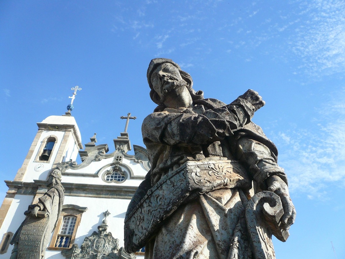 Imagem da praça de Congonhas com estátua histórica